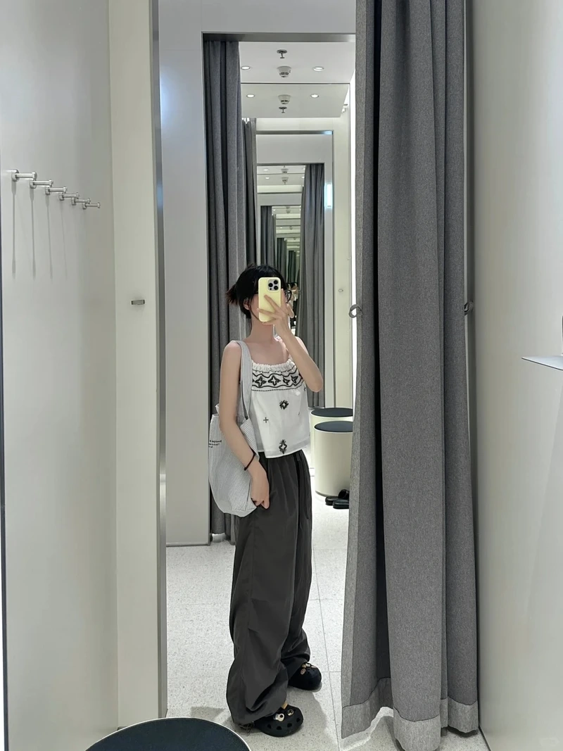 Thể hiện bản sắc với quần dù ống rộng cá tính