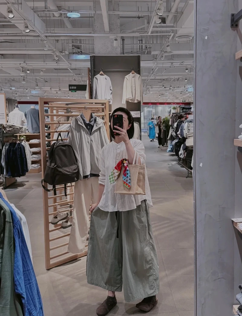 Linh hoạt mỗi ngày cùng quần dù ống rộng năng động