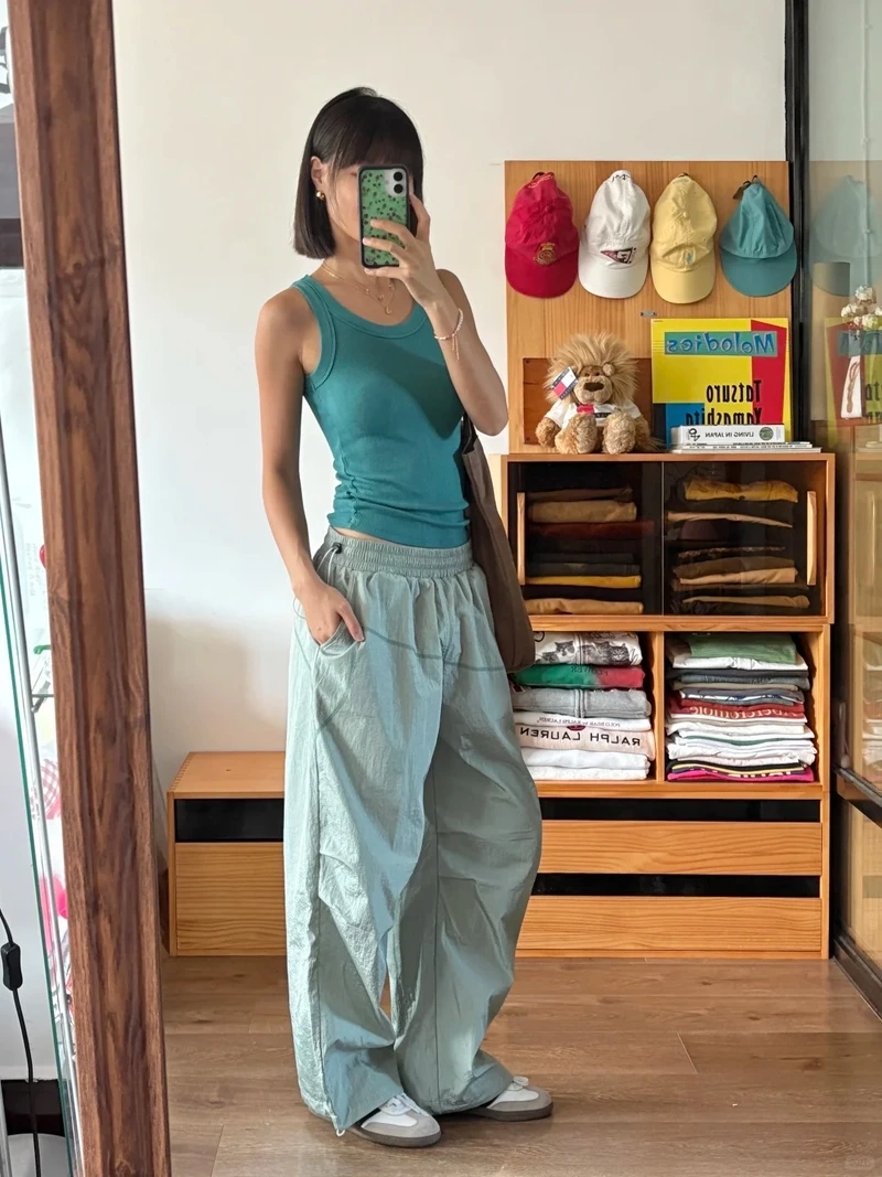 Tập luyện nhẹ nhàng với quần dù ống rộng tập gym