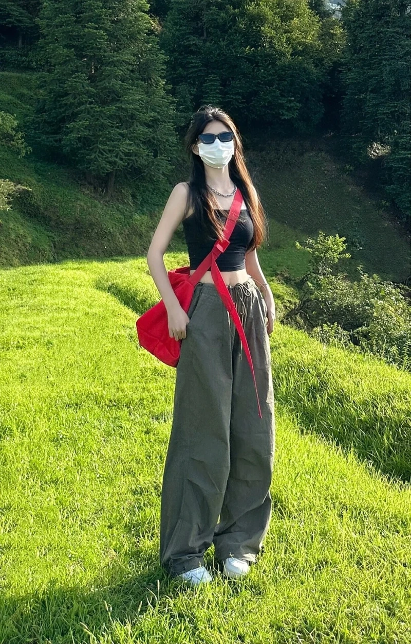 Thoải mái dạo phố cùng quần dù ống rộng đi chơi