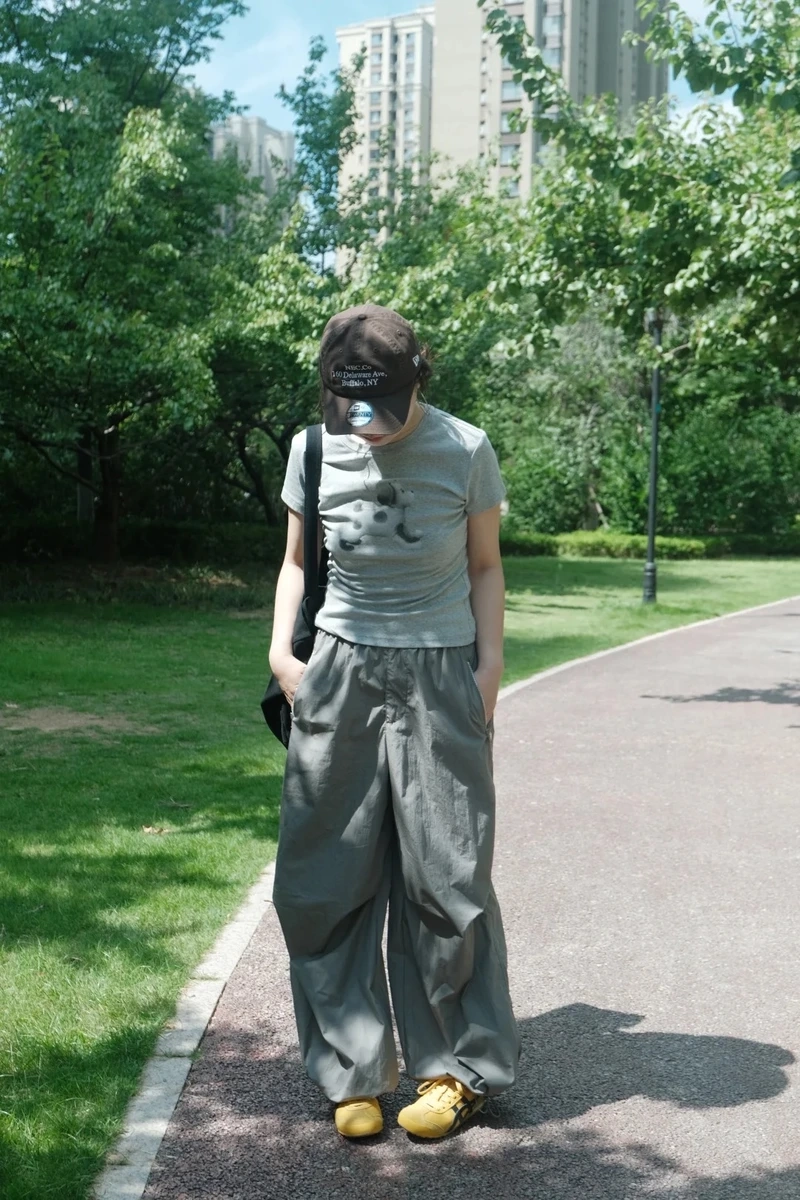 Outfit học đường với quần dù ống rộng đi học