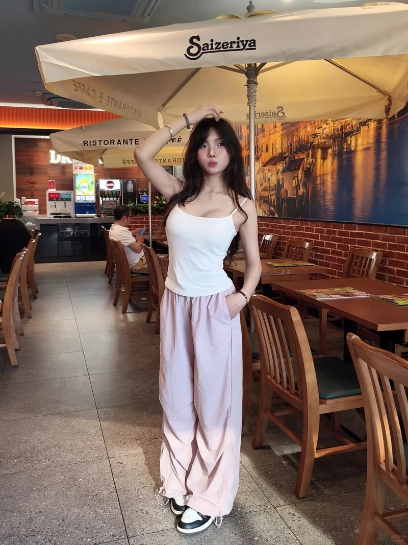 Dễ chịu ngày nóng cùng quần dù ống rộng thoáng mát