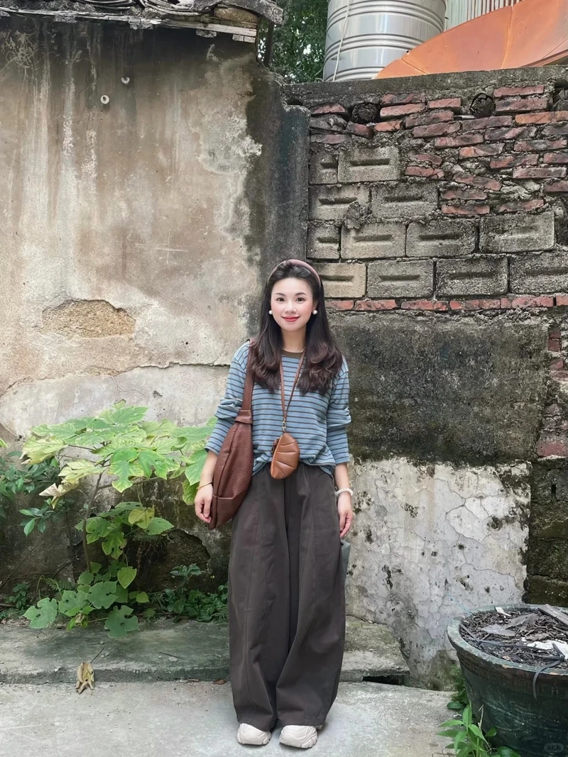 Mặc mát nhẹ từ quần dù ống rộng chất dù