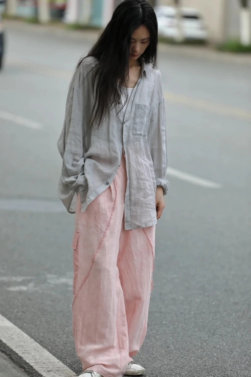 Bắt trọn khung hình với quần dù ống rộng chụp lookbook