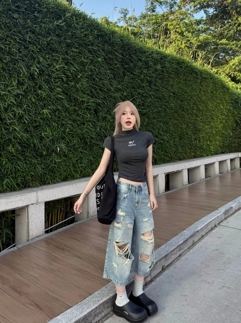 Tôn dáng gọn gàng với quần jean rách skinny