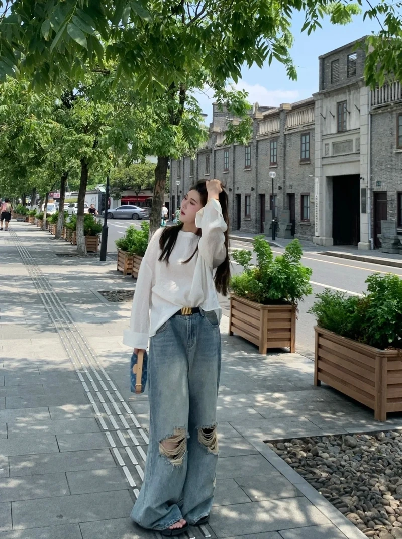 Chất mạnh mẽ từ quần jean rách bụi bặm