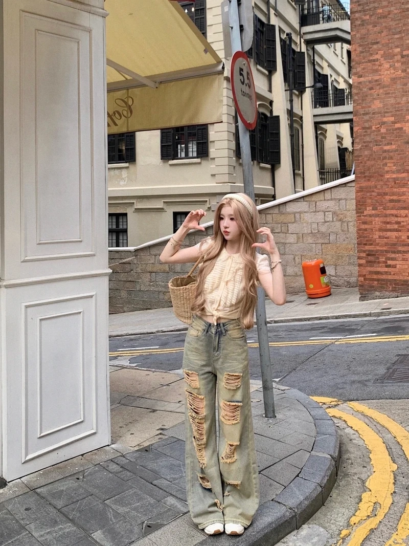 Nổi bật khung cảnh với quần jean rách chụp ngoài trời