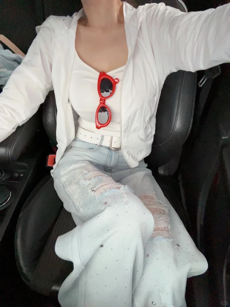 Tạo dấu ấn hình ảnh với quần jean rách chụp lookbook