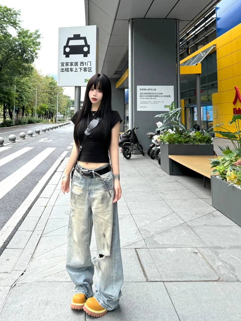 Phong cách rõ nét với quần jean rách chụp studio