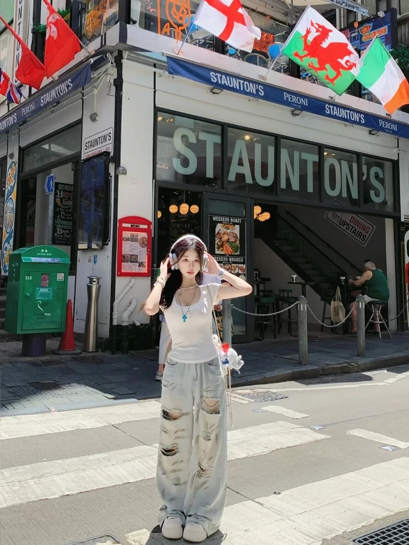 Đậm chất bụi với quần jean rách phong cách đường phố