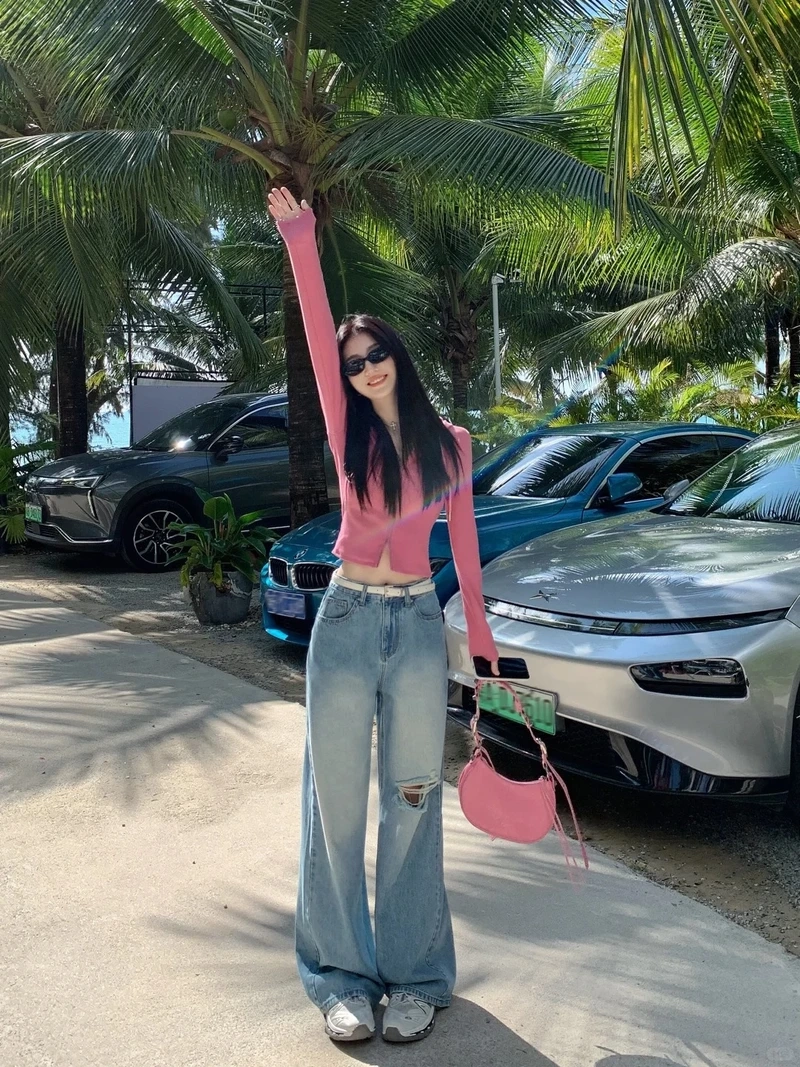 Tối giản cá tính với quần jean rách basic