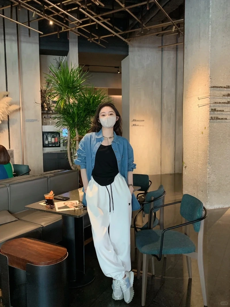 Outfit học đường cùng quần jogger đi học