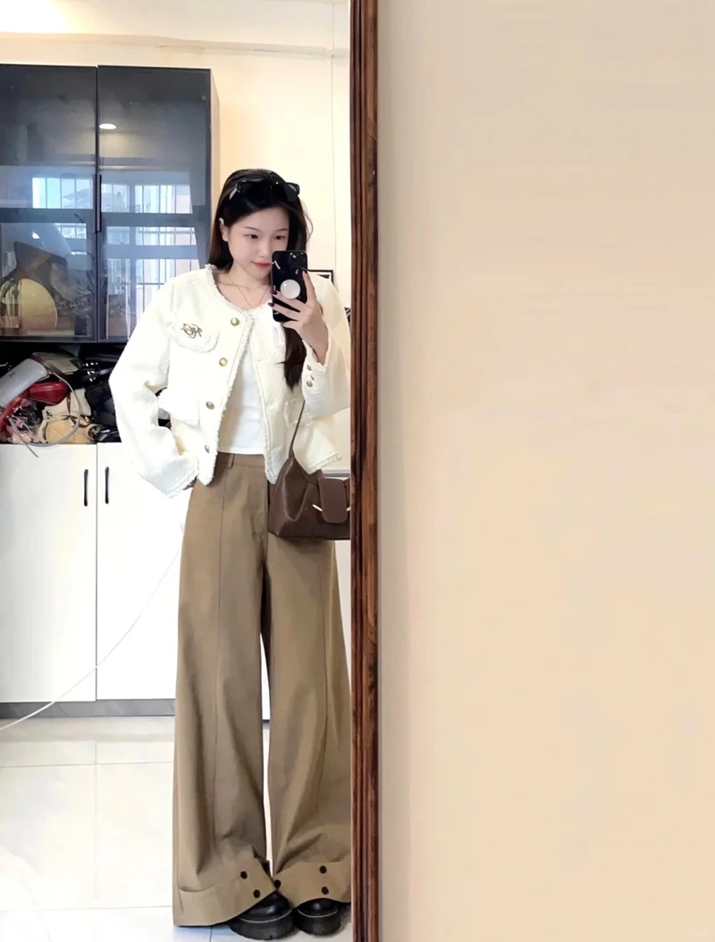 Gu trầm ấm với quần kaki màu nâu