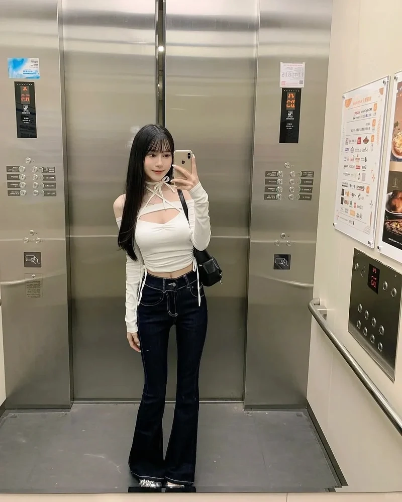 Phong cách Hàn chuẩn trend với quần ống loe phong cách Hàn