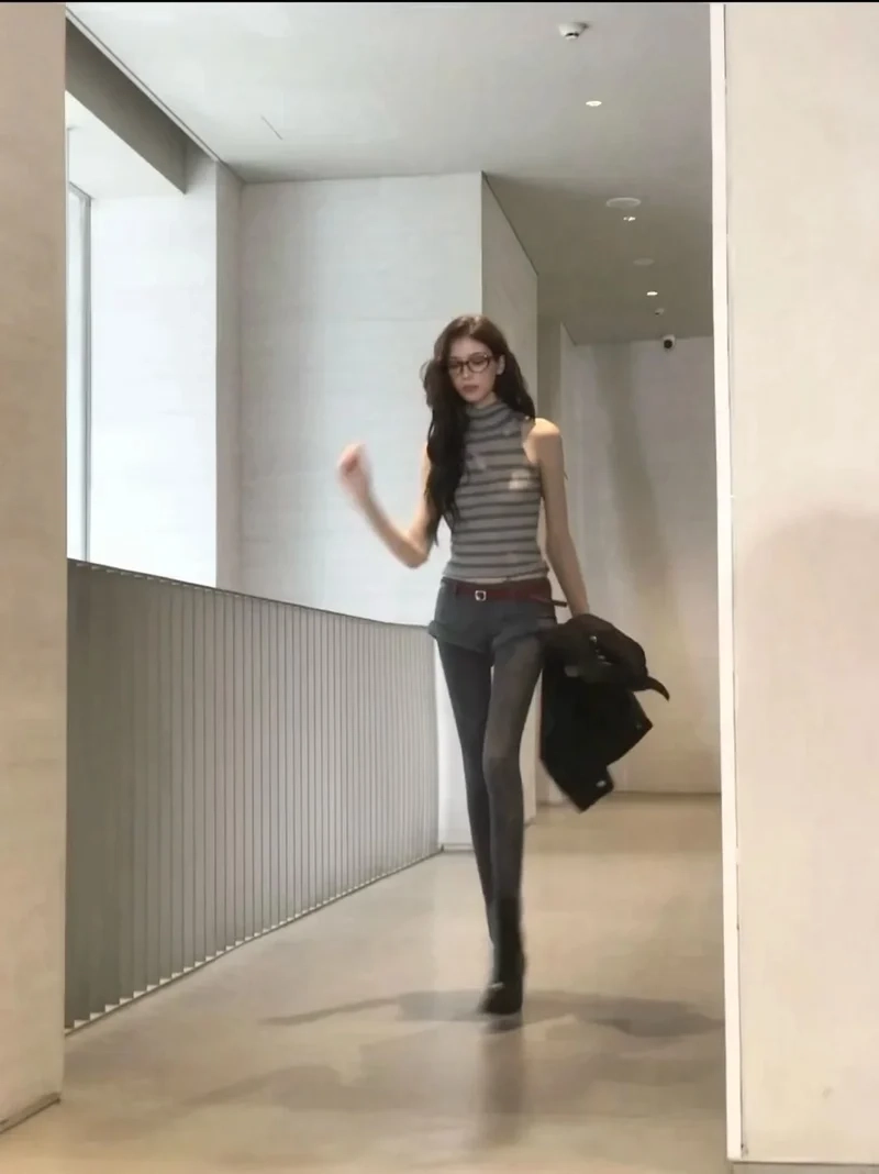 Outfit hiện đại nhờ quần short dạ hiện đại