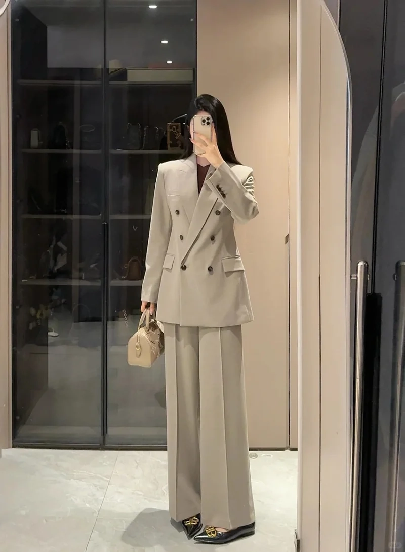 Diện chuẩn dáng dài cùng quần jean ống rộng dáng dài