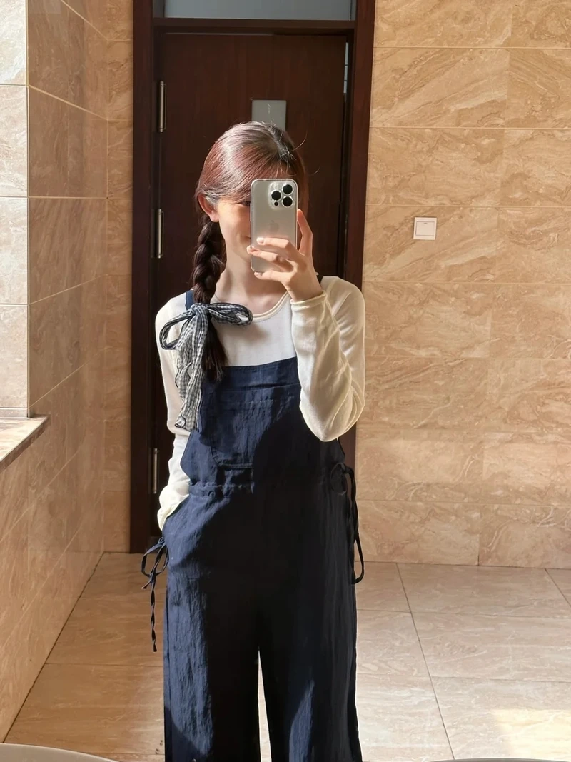 Outfit học đường với quần yếm đi học