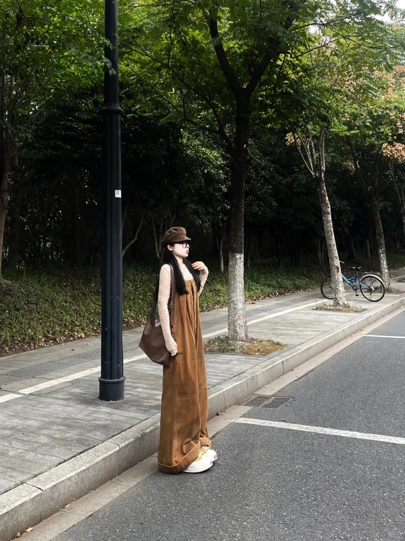 Mix match dễ dàng cùng quần yếm phối áo