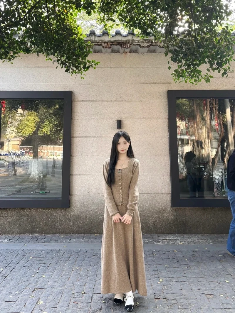 Trẻ trung hiện đại cùng set áo chân váy rời trẻ trung hiện đại