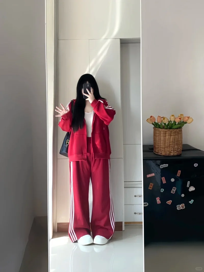 Tỏa sáng mọi lúc với set đồ dạo phố đỏ nữ