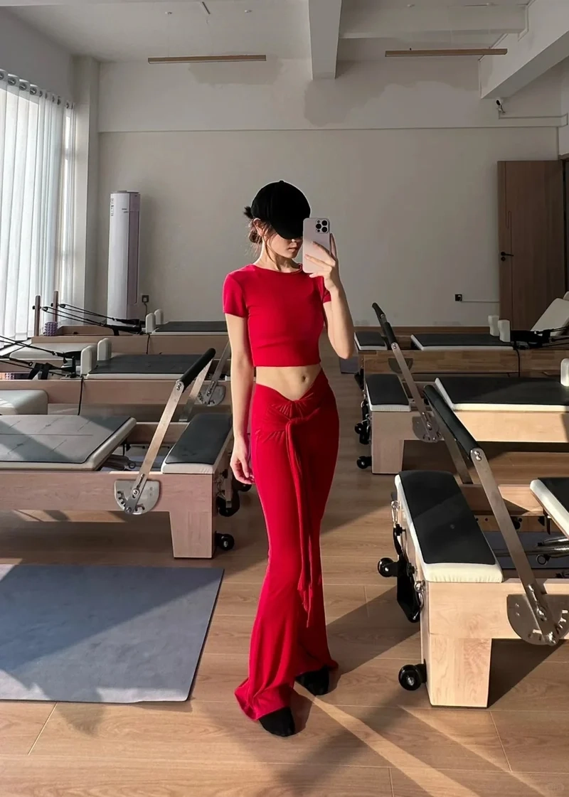 Outfit xinh xắn với set đồ đỏ dáng xinh