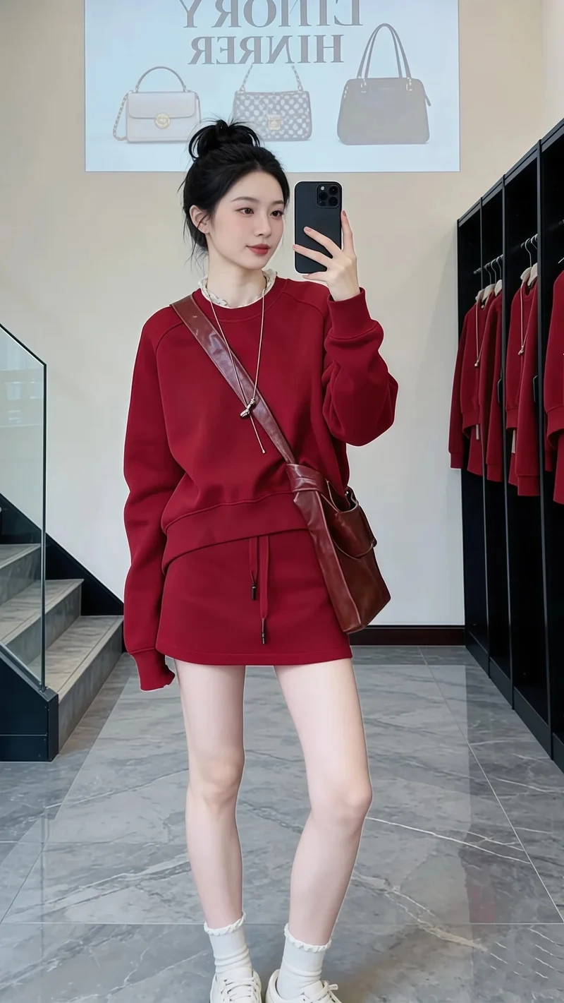 Nổi bật mọi nơi với set đồ đỏ nổi bật