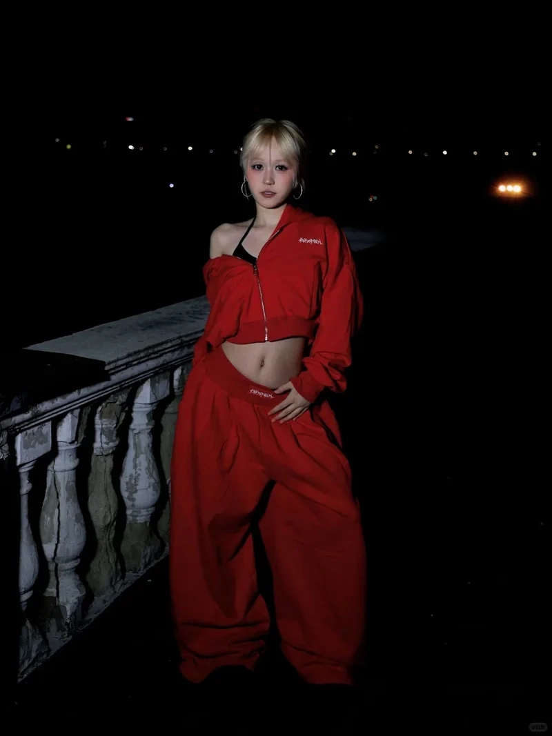 Dạo phố đẹp hơn với set đồ đỏ dạo phố đẹp