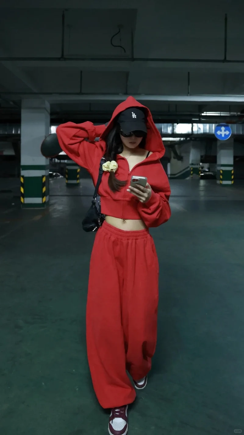 Phong cách hiện đại chuẩn fashion với set đồ đỏ hiện đại