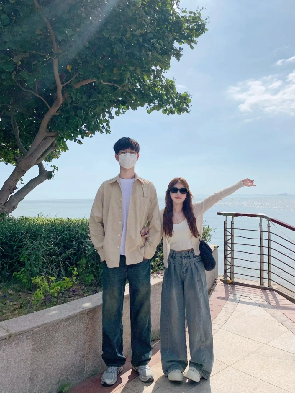 Set đồ đôi tone pastel với áo sơ mi be nhạt thanh lịch