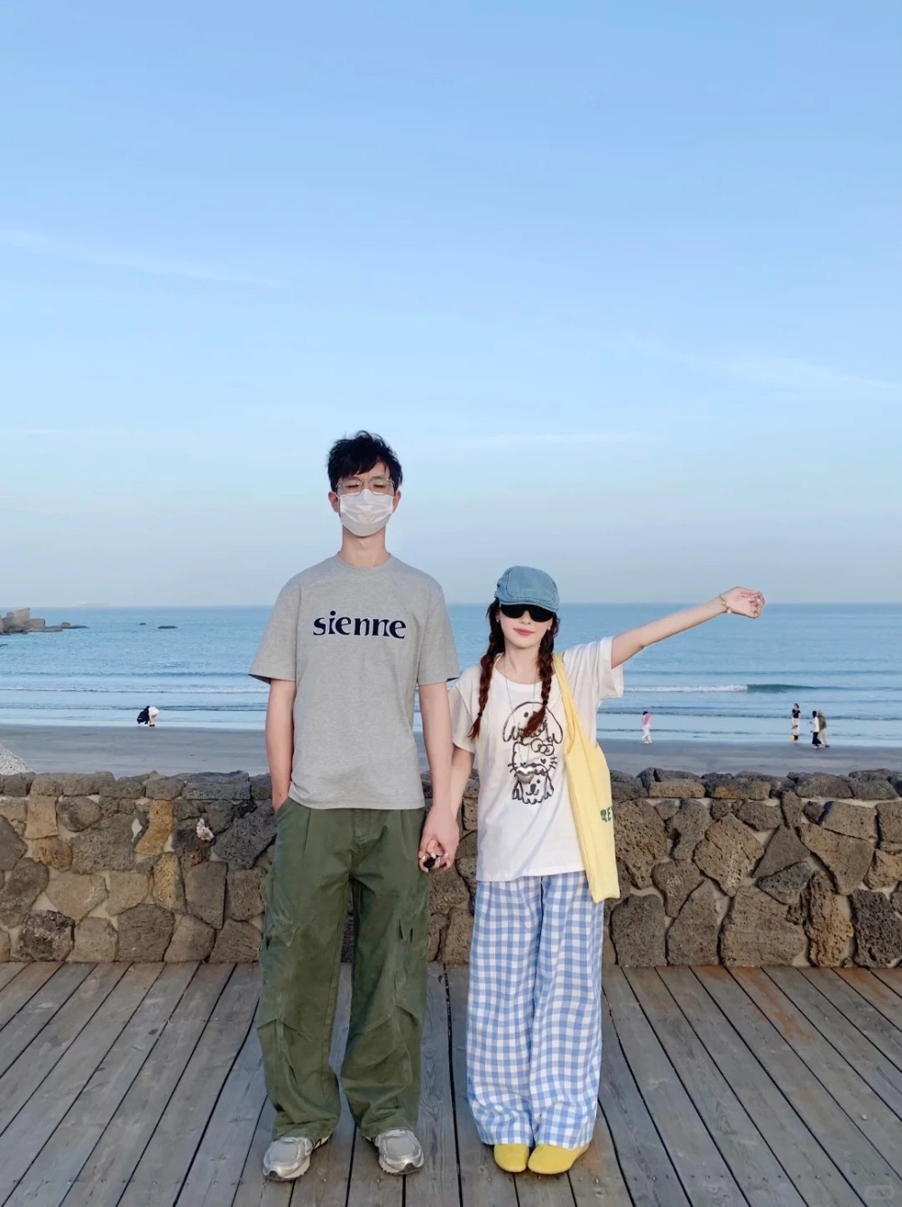 Áo sơ mi nữ màu hồng pastel phối cùng sơ mi nam