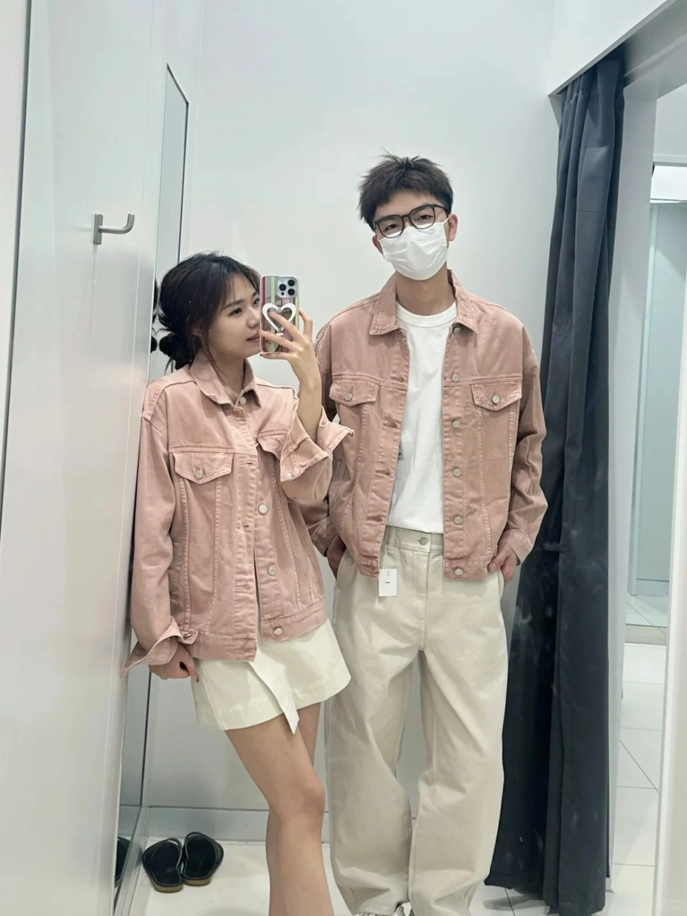 Sơ mi nam hồng pastel kết hợp quần tây trắng