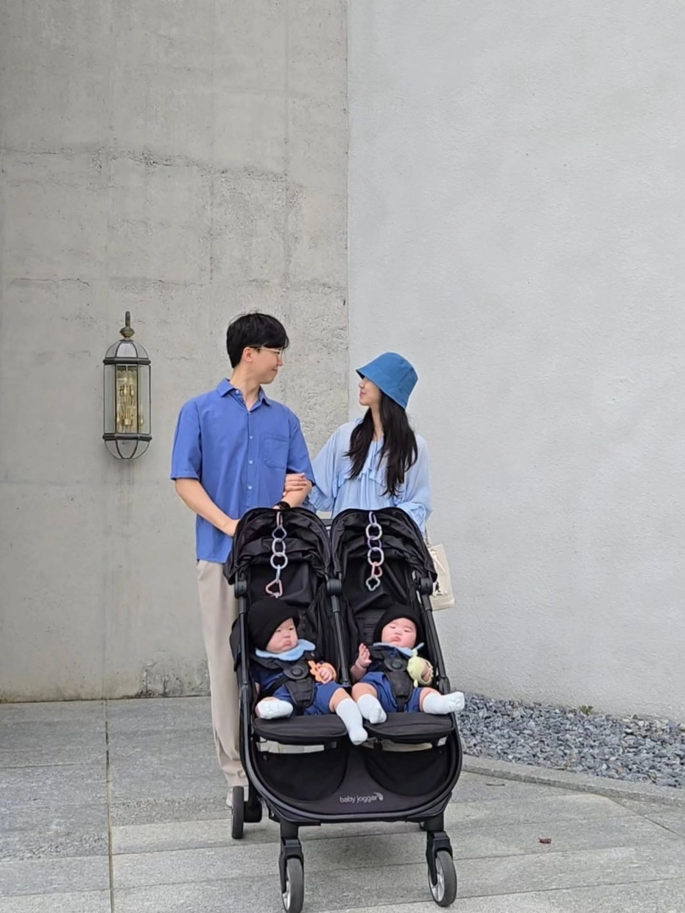 Gia đình diện áo đôi gia đình 3 người cute đi du lịch