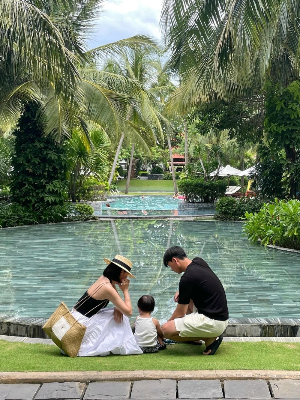 Set đồ gia đình 3 người màu trắng tinh khôi chụp ảnh cưới