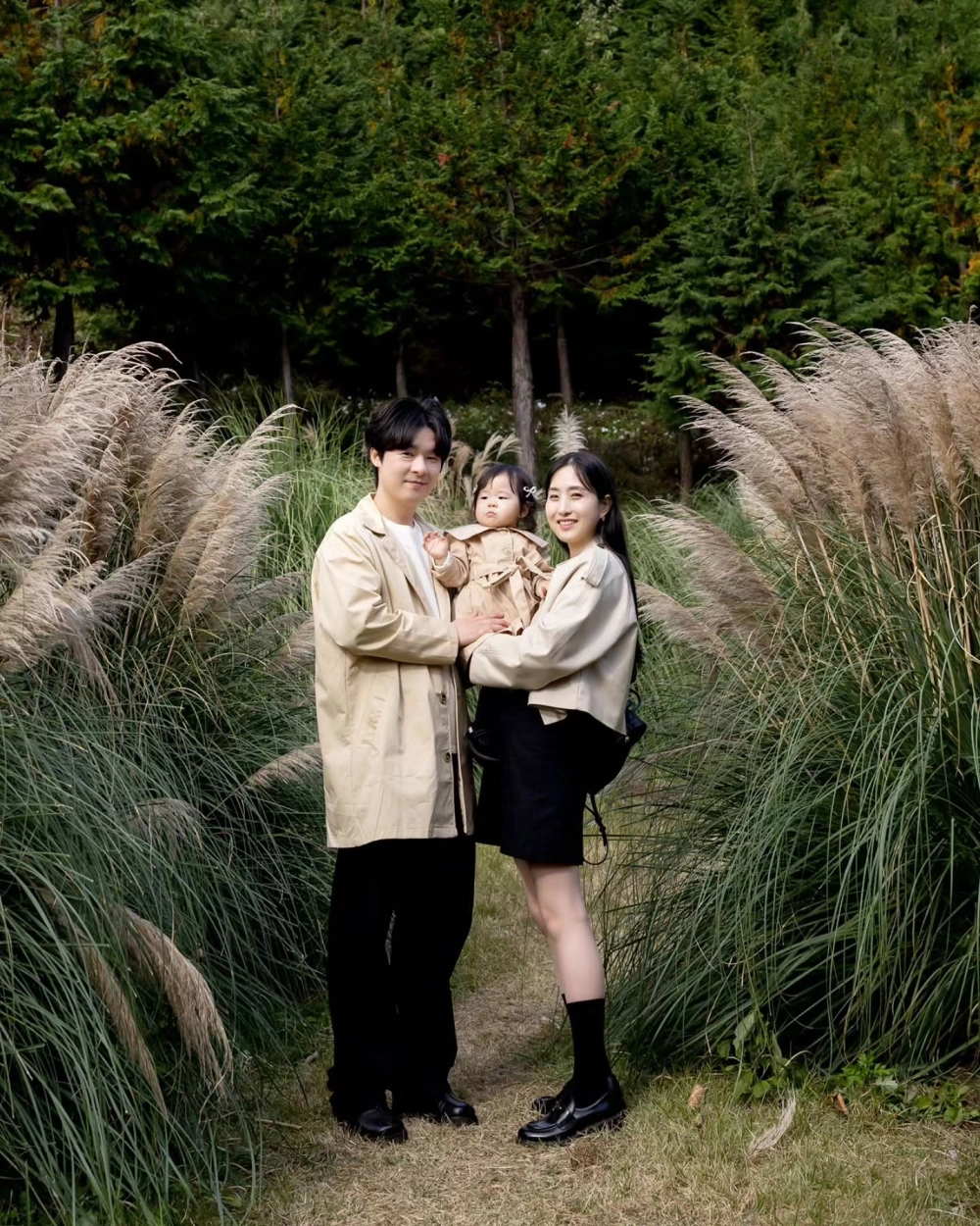 Đồ gia đình 3 người tết màu vàng rực rỡ đón xuân