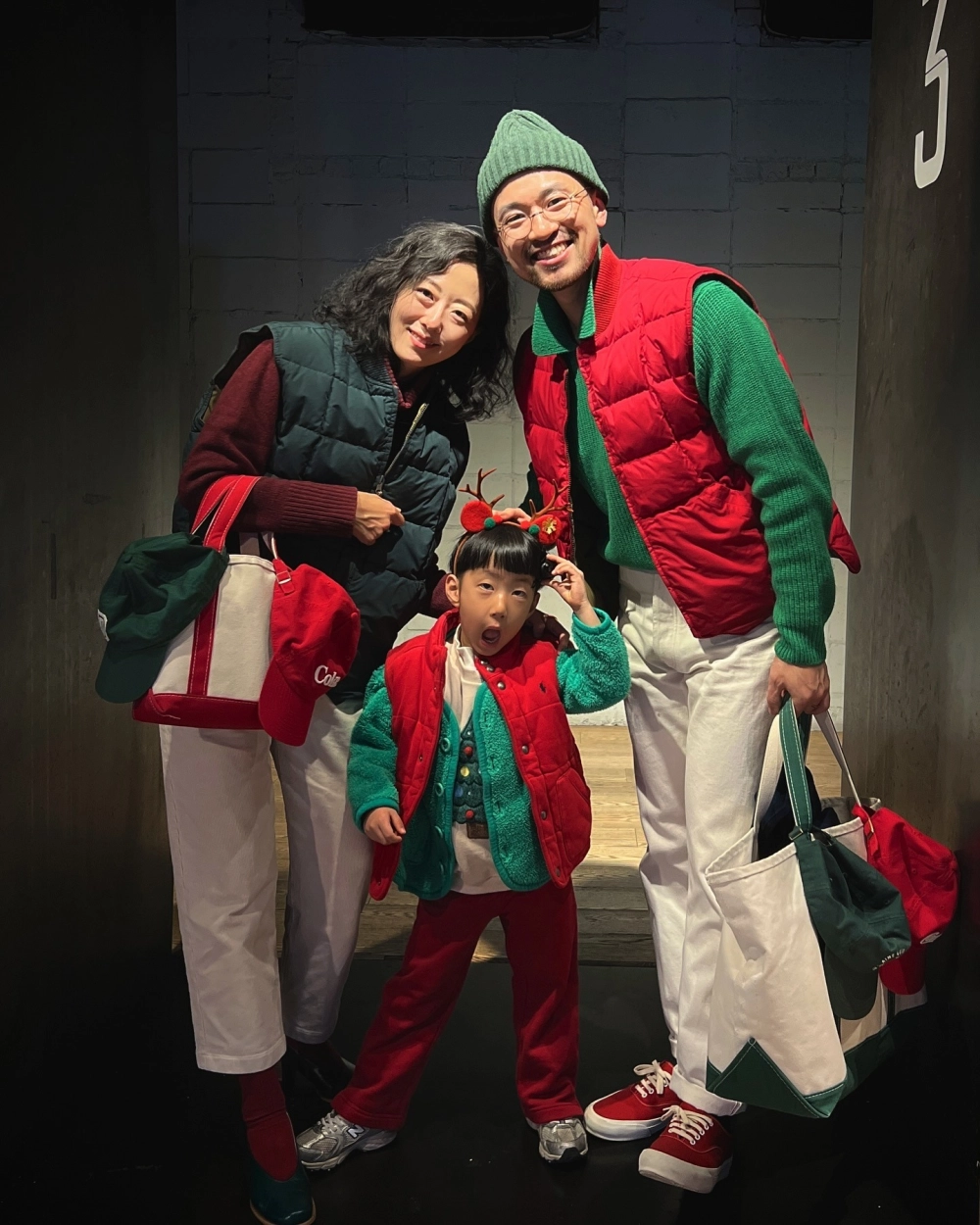 Váy gia đình 3 người bố mẹ và con gái sắc hồng nhẹ nhàng