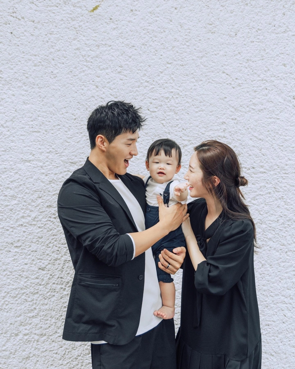 Mẫu áo dài gia đình 3 người tết thêu hoa tinh tế