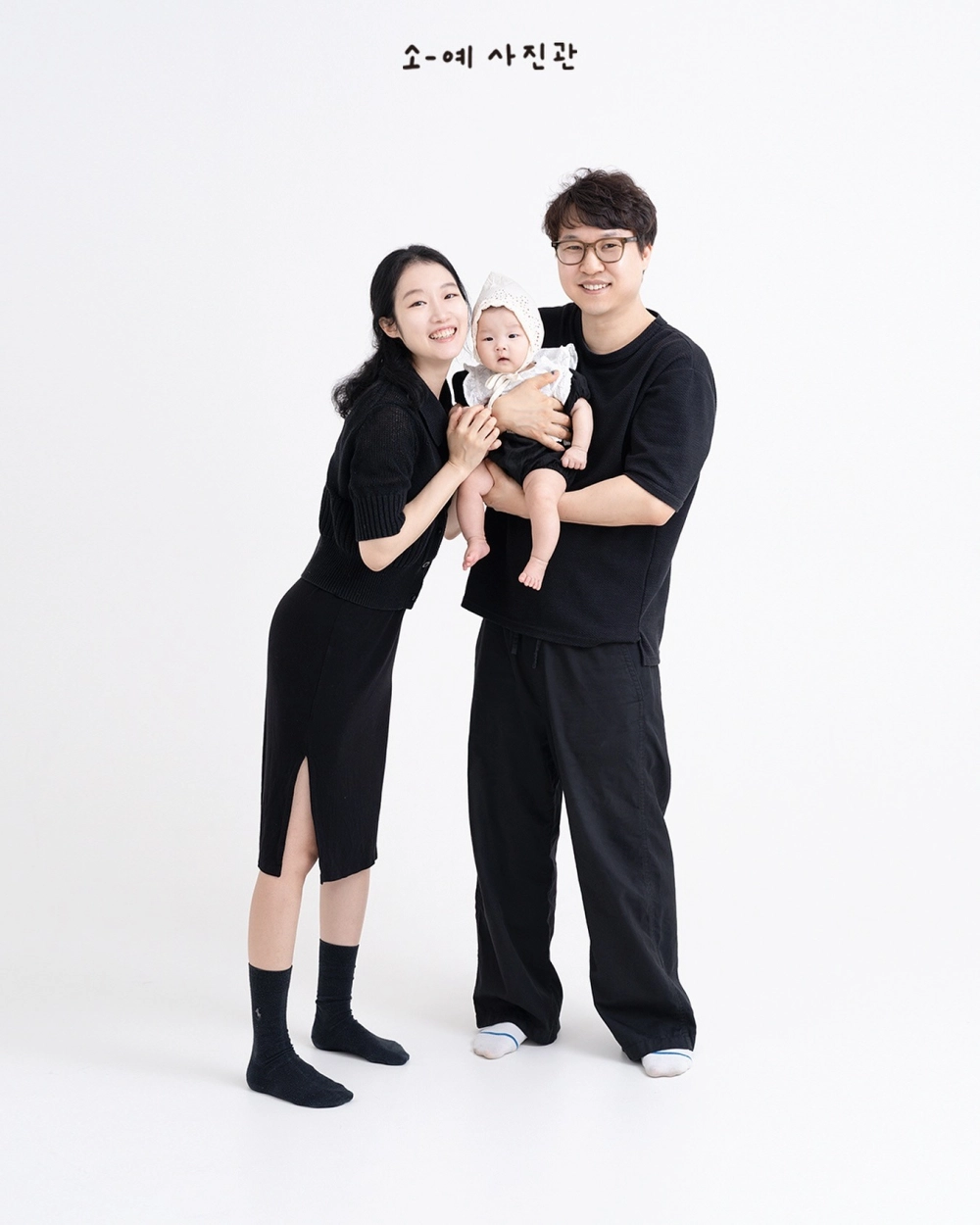 Gia đình diện set đồ gia đình 3 người màu đen vintage dạo phố