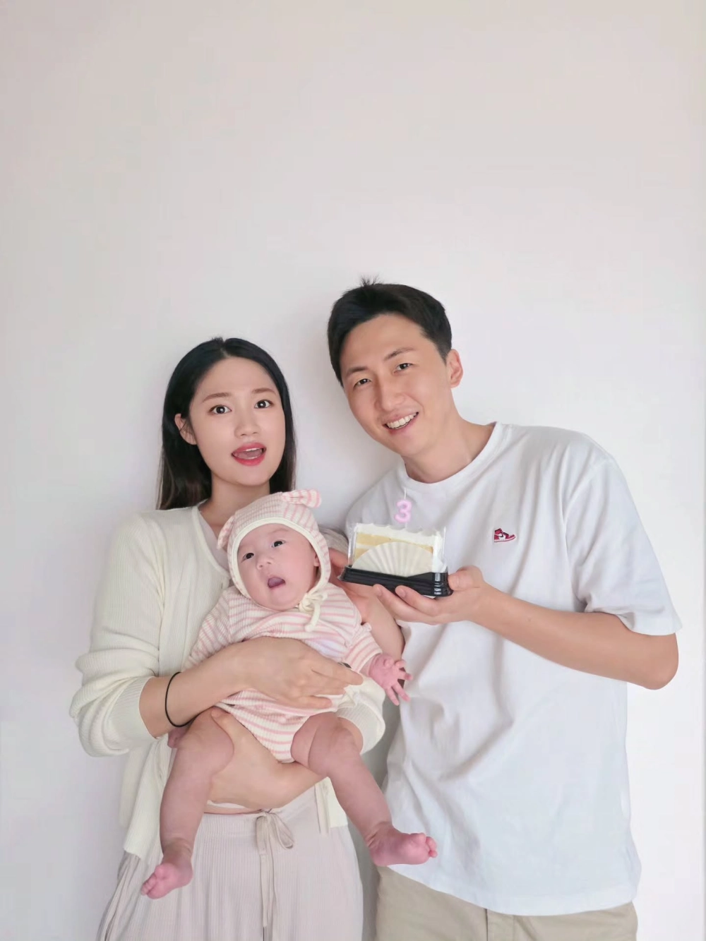 Đồ gia đình 3 người tết dạo phố với quần jean áo phông