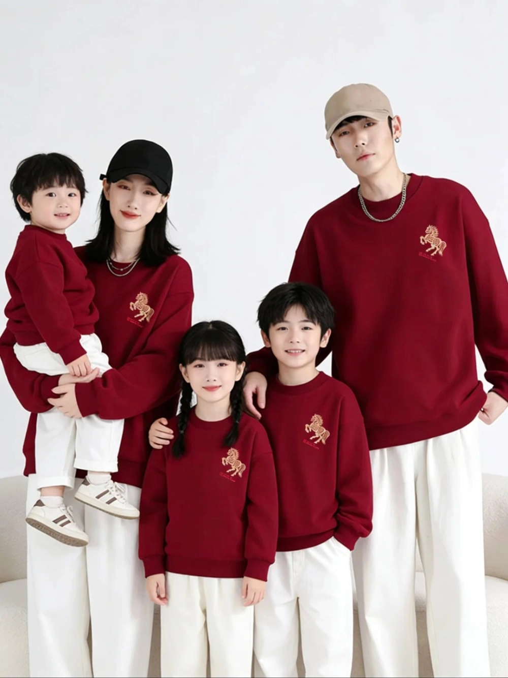 Xu hướng thời trang gia đình tết với phong cách tối giản thanh lịch