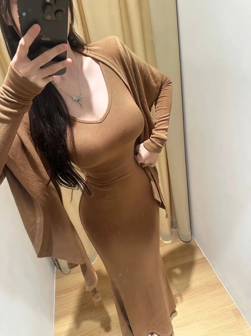 Outfit sống ảo hoàn hảo với váy body dạo phố ảnh đẹp