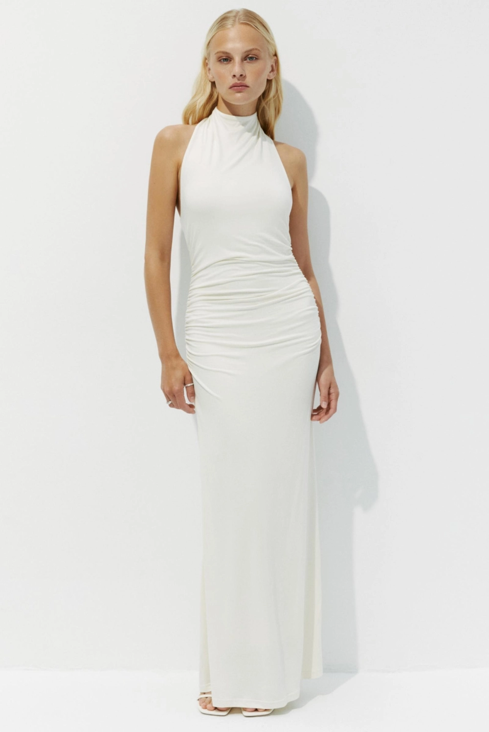 Váy cổ yếm là gì kiểu váy tôn cổ và vai thanh thoát