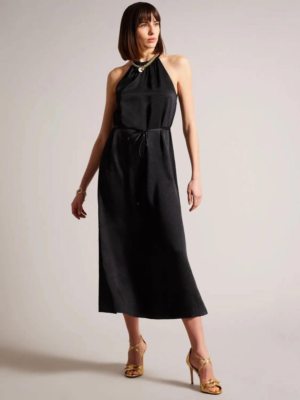 Váy cổ yếm cơ bản dễ phối đồ hàng ngày