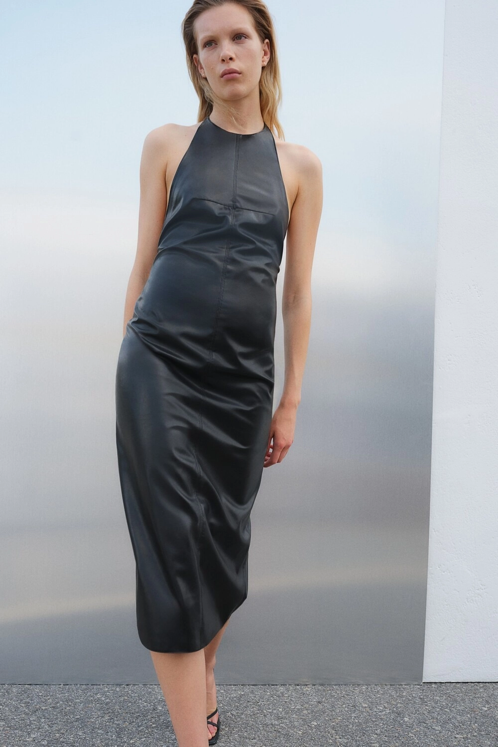 Váy cổ yếm đơn giản nhưng không hề nhạt nhòa