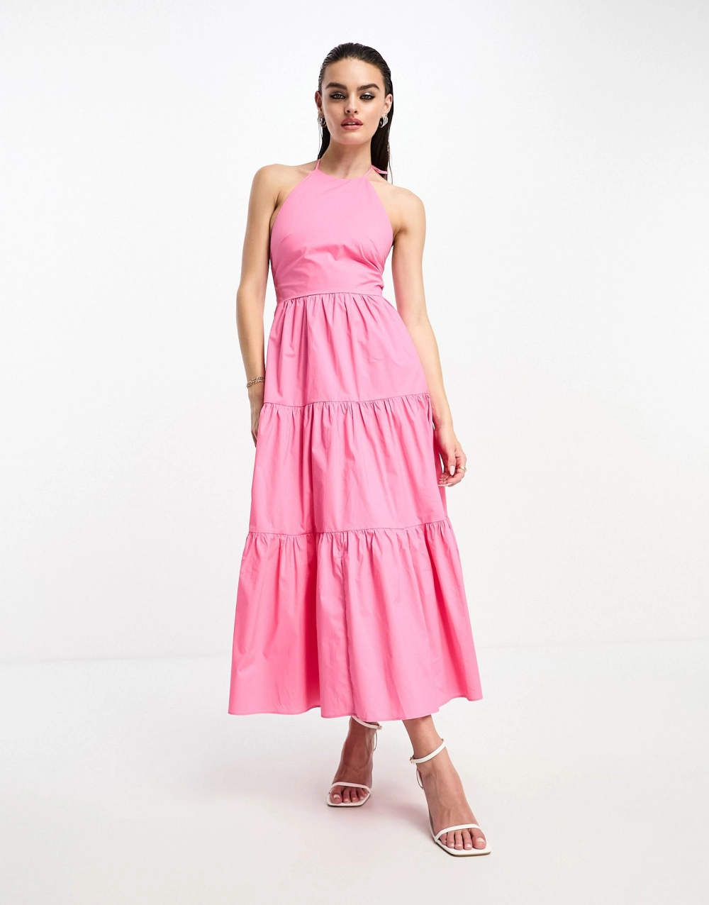 Váy cổ yếm cao cấp thể hiện đẳng cấp người mặc