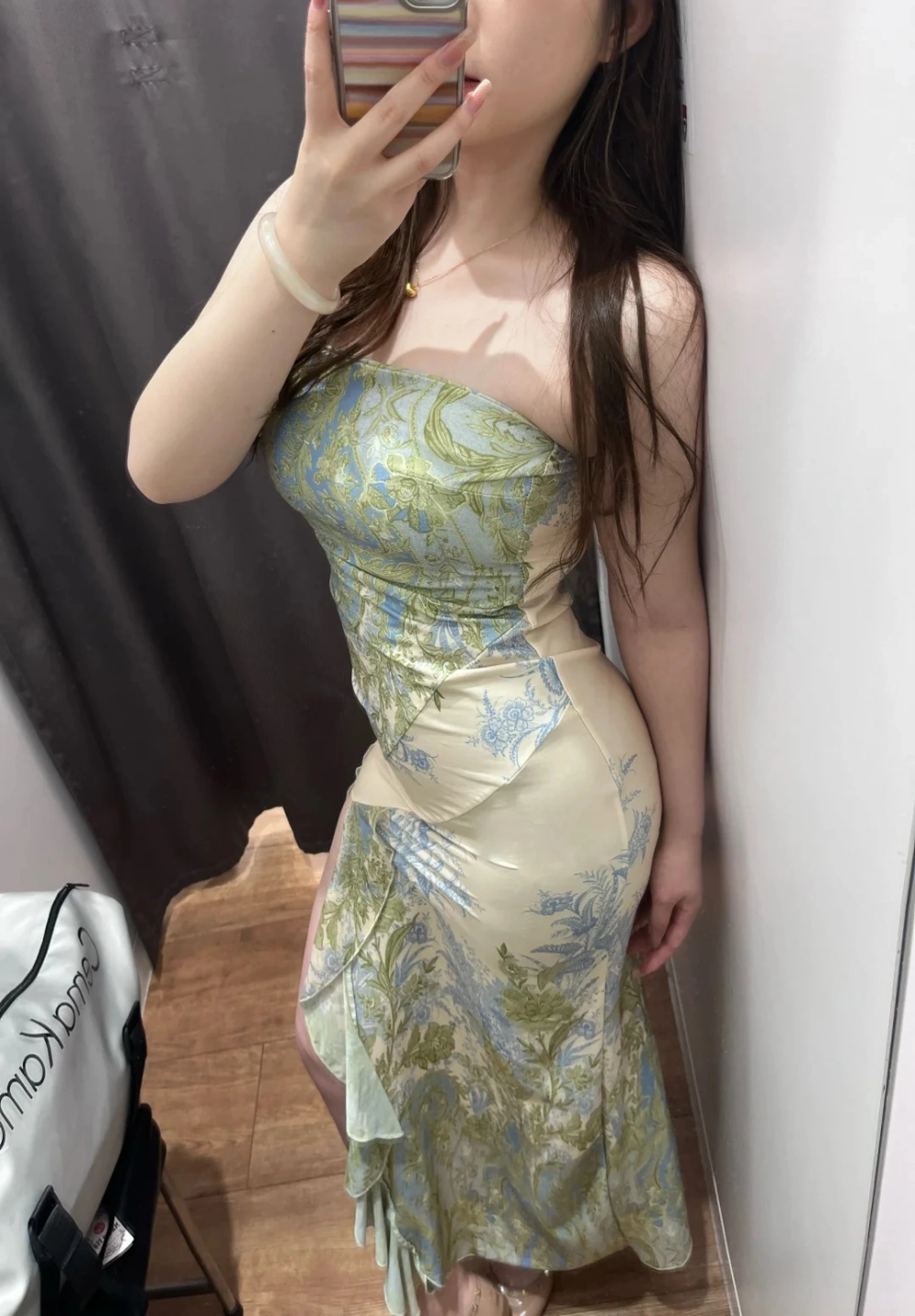 Váy quây khoe bờ vai gợi cảm cuốn hút