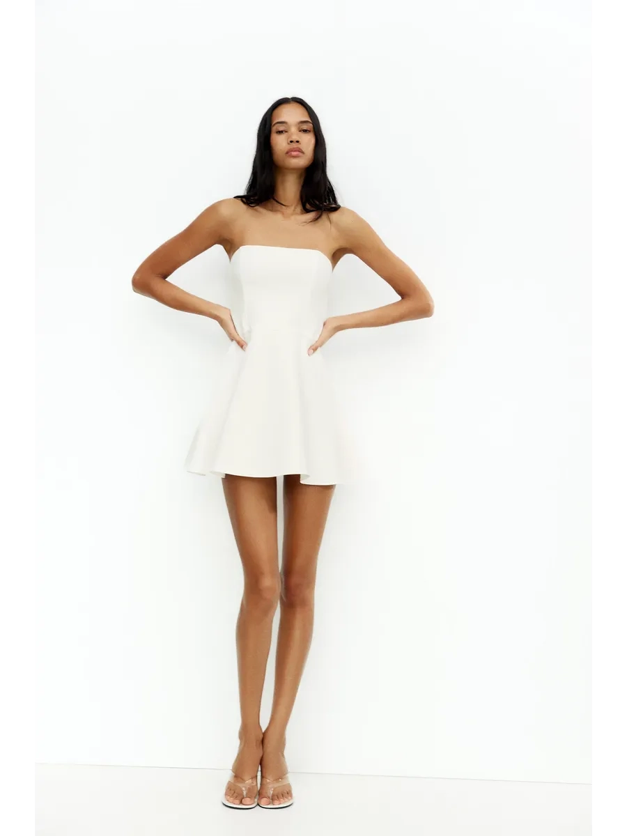 Váy quây sang trọng nổi bật giữa đám đông