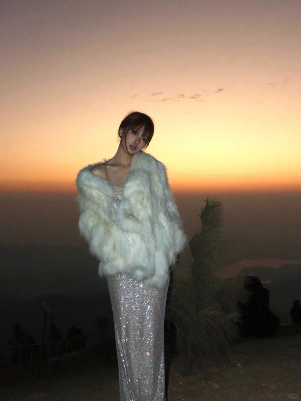 Váy kết đá khéo léo tạo hiệu ứng ánh sáng đẹp