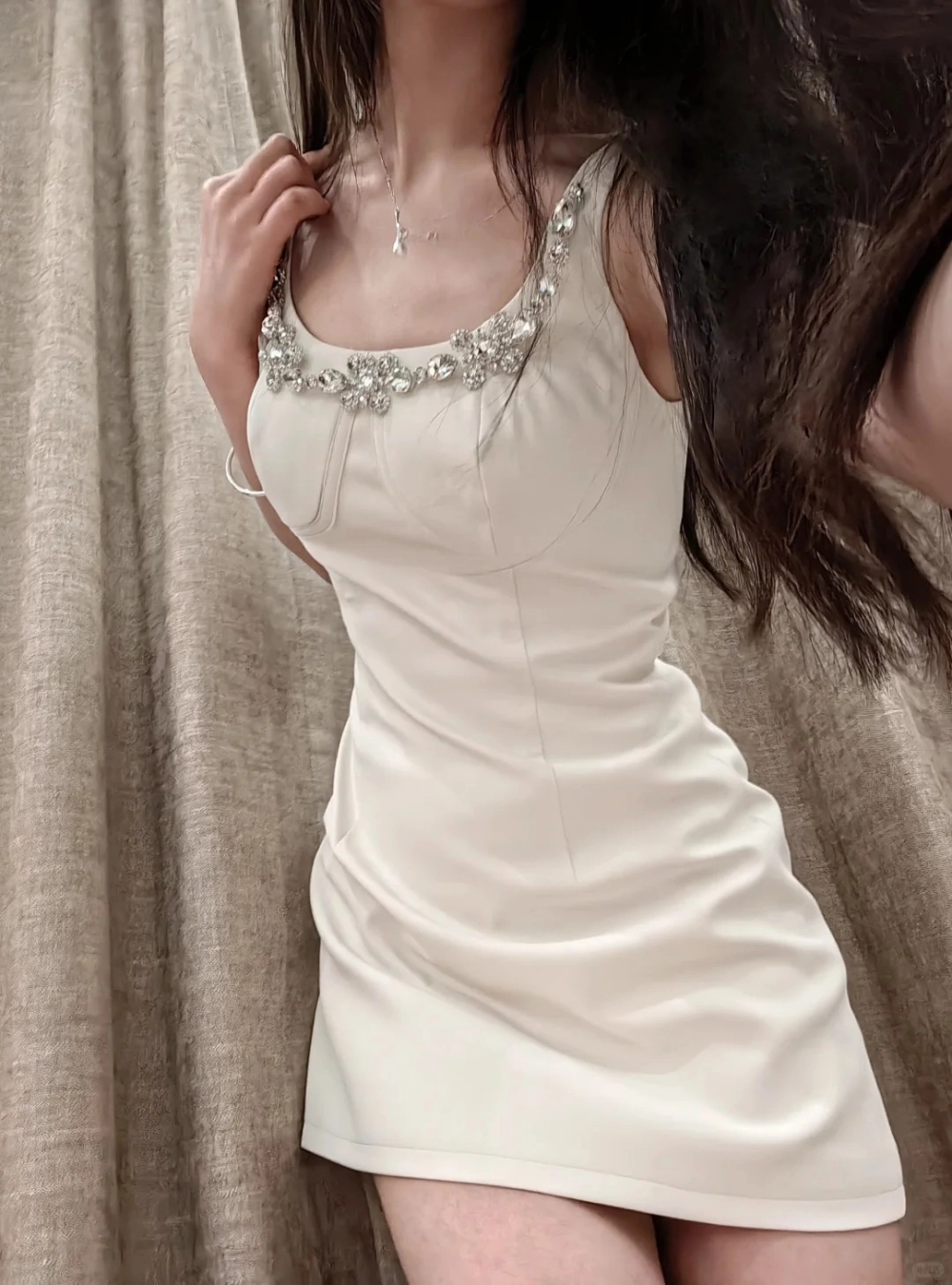 Váy đính đá cao cấp thể hiện đẳng cấp thời trang