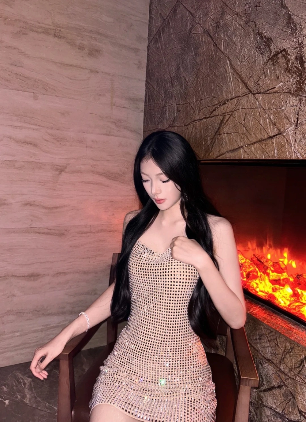 Kiểu váy đính đá đa dạng phù hợp nhiều vóc dáng