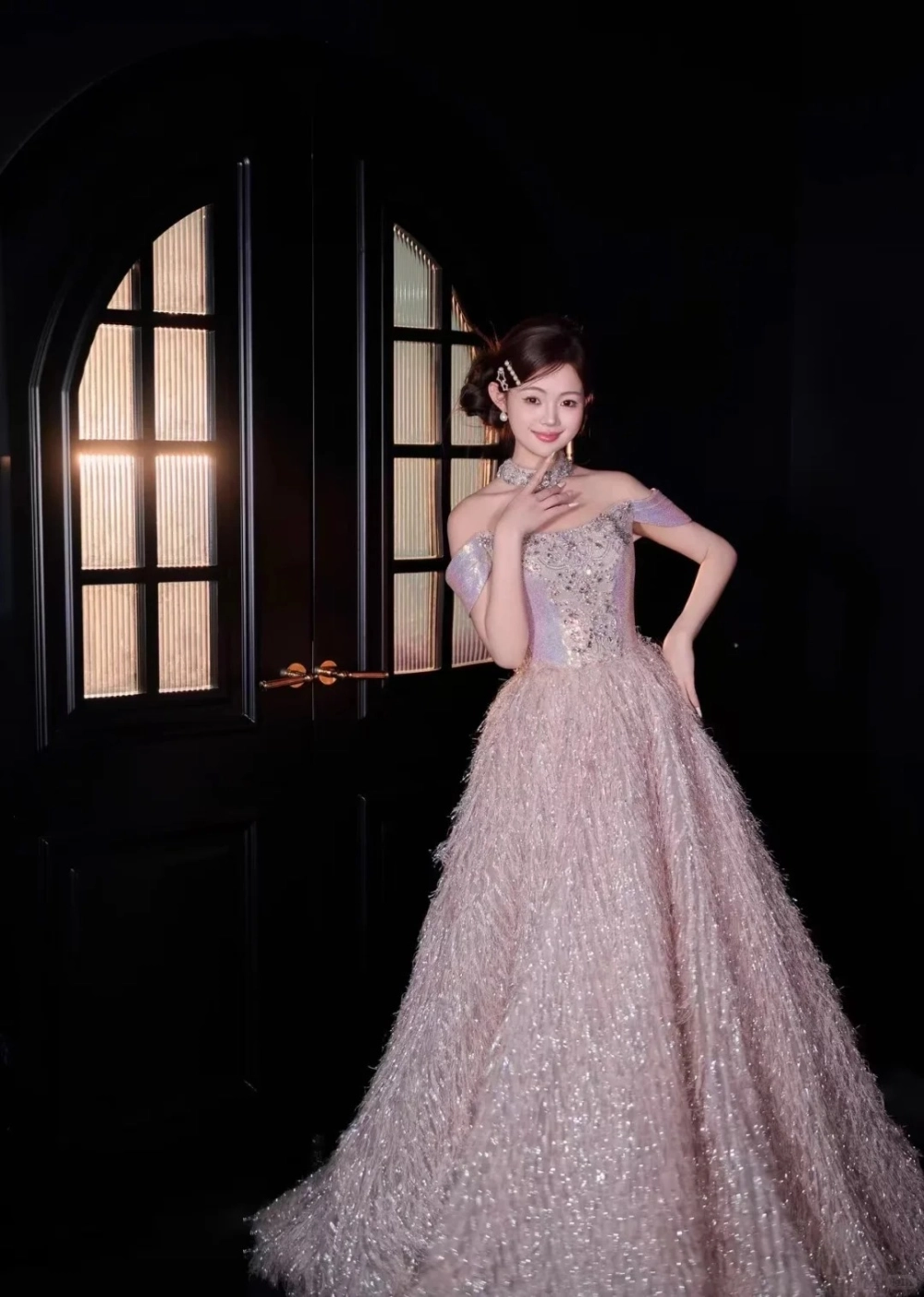 Đầm đính lông vũ tạo điểm nhấn sang trọng cuốn hút